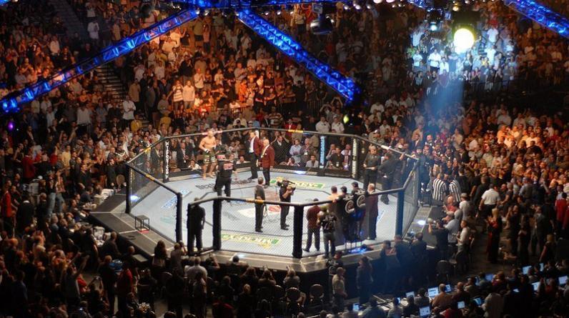 Махачев победил Хукера болевым приёмом на турнире UFC 267