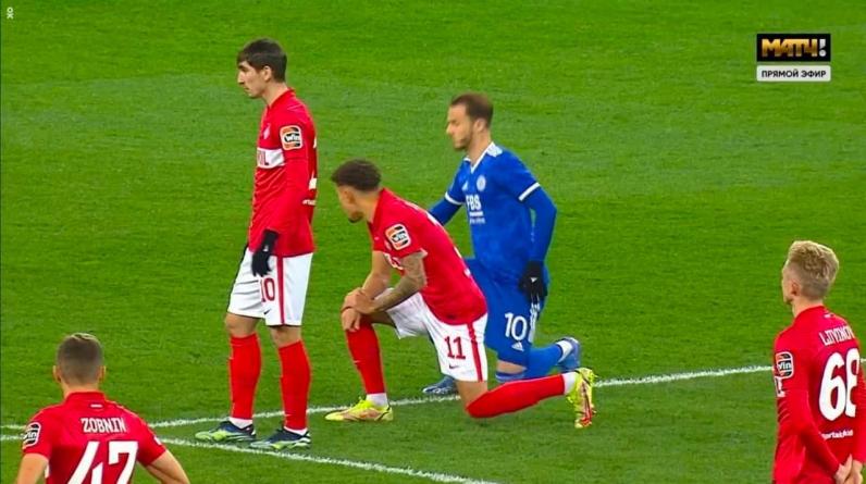 Футболист «Спартака» Ларссон преклонил колено перед матчем с «Лестером»