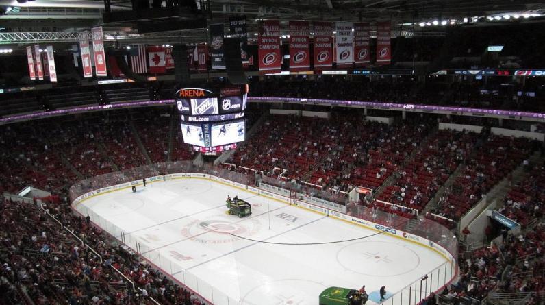 Гол Свечникова помог «Каролине» обыграть «Бостон» в матче НХЛ
