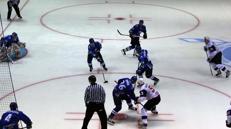 Хоккеисты «Сочи» и «Авангарда» устроили массовую драку на первой минуте матча КХЛ