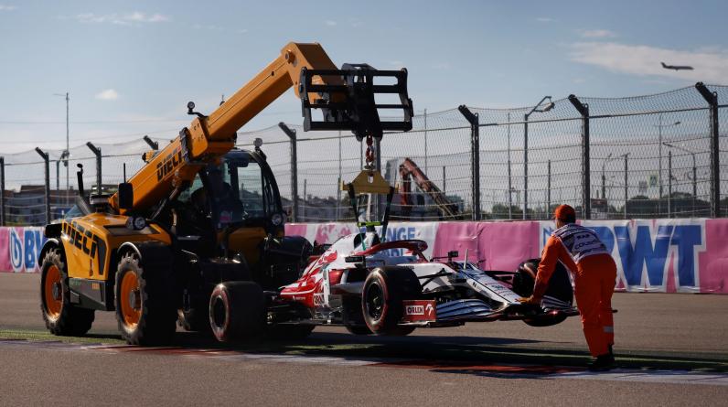 Тренировка Гран-при России была прервана из-за аварии серьезной аварии Джовинацци: фото