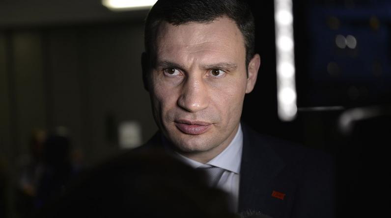 Виталий Кличко сообщил, что подарил Александру Усику пояс WBC