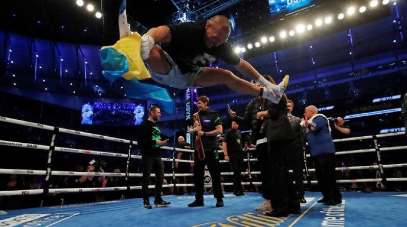Александр Усик боксировал в жёлто-синих перчатках со словами «Симферополь» и «Украина»