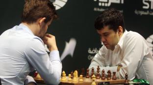 Непомнящий сыграл вничью с Карлсеном в десятой партии матча за шахматную корону Непомнящий сыграл вничью с Карлсеном в десятой партии матча за шахматную корону