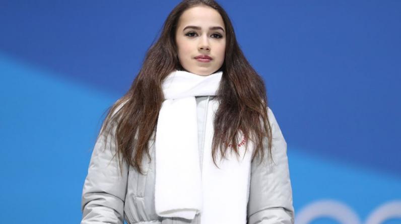 «Алина с нами»: Загитова вышла на лед с маскотом «Ак Барса» перед матчем с «Авангардом» в Дубае