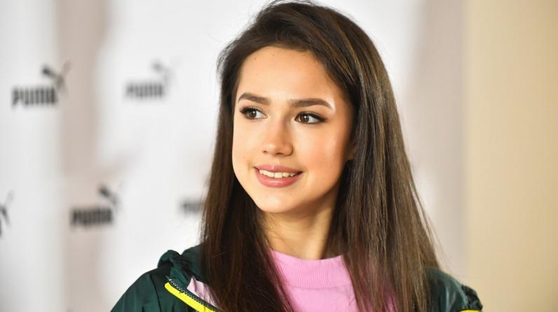 Алина Загитова показала, как сдает зачет в машине