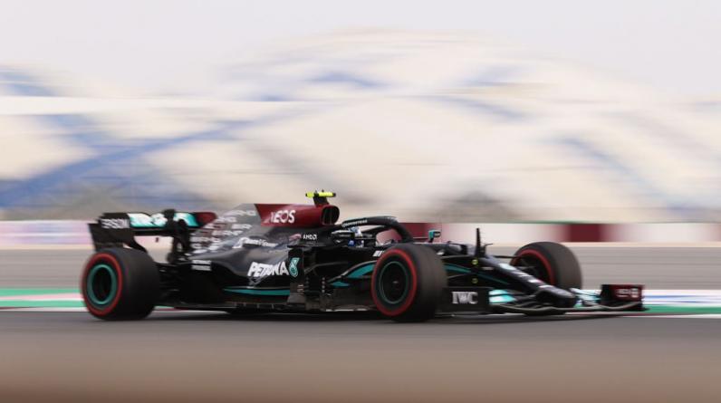 Хэмилтон показал лучшее время в первой практике на Гран-при Саудовской Аравии