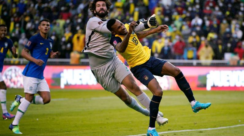 Арбитр дважды отменил удаление вратаря Алиссона в матче Эквадор — Бразилия