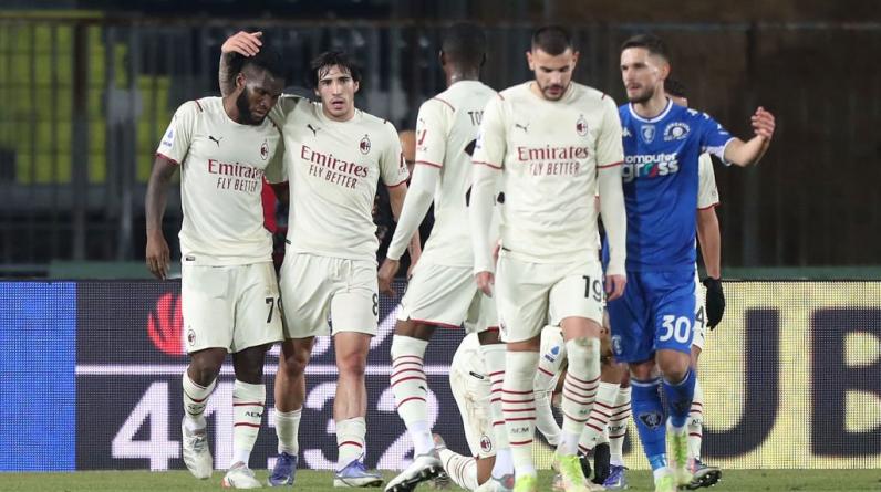 «Милан» обыграл завершавшую матч вдевятером «Рому» в Серии А