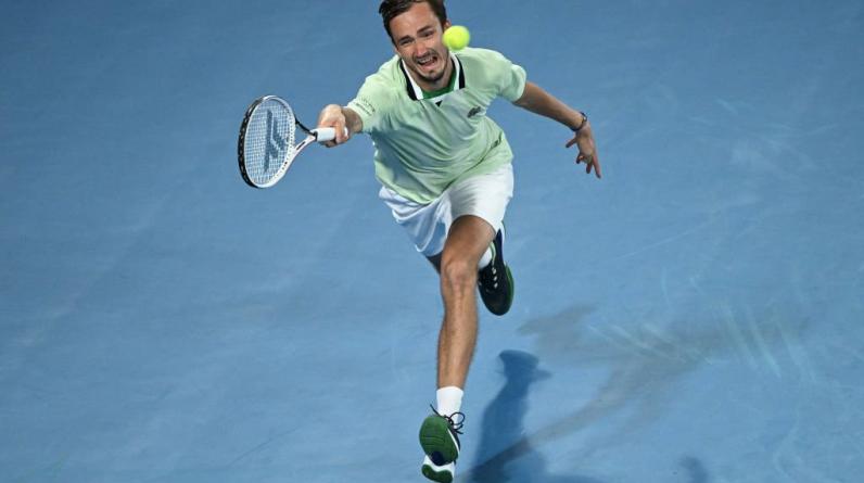 Медведев отыгрался с 0-2 по сетам и обыграл Оже-Альяссима в четвертьфинале Australian Open