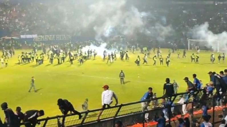 Страшная трагедия из Индонезии: из-за беспорядков на стадионе погибли более 120 человек
