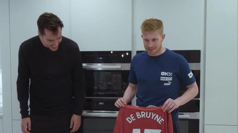 Де Брёйне подарили именную футболку «Манчестер Юнайтед». Бельгиец предложил сжечь ее