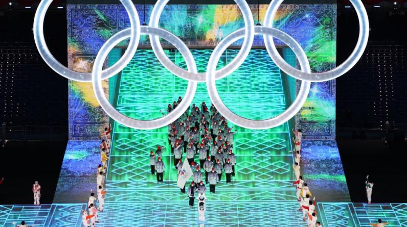 Сборная России вышла на церемонию открытия зимней Олимпиады в Пекине