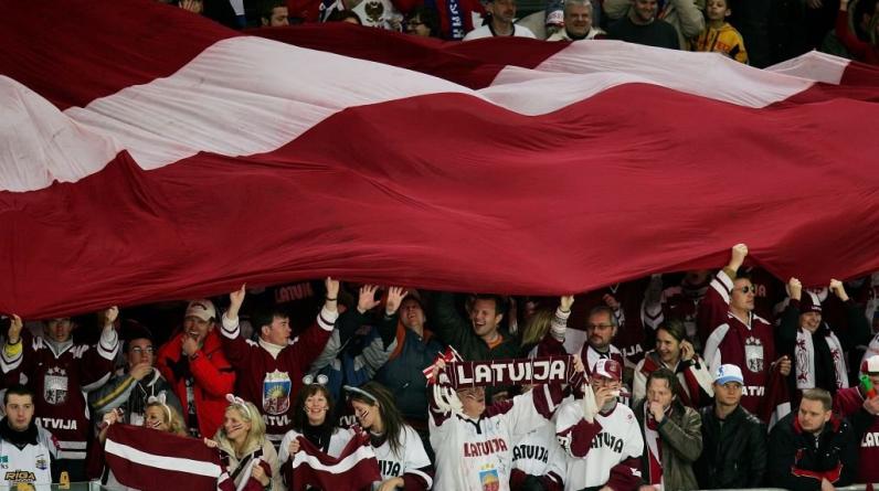 Семь хоккеистов сборной Латвии сдали положительные тесты на COVID-19