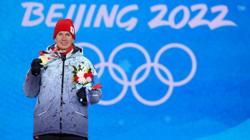Большунов запретил Губерниеву прикасаться к золотой медали после награждения на ОИ-2022
