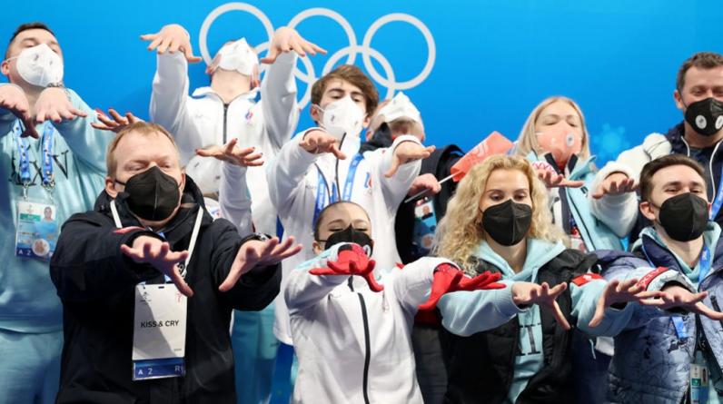 Триумф россиян в прыжках с трамплина, командное «золото» фигуристов: кадры третьего дня ОИ-2022