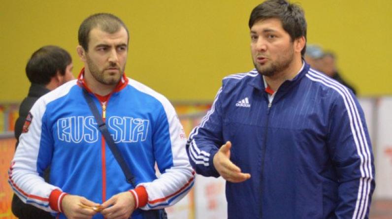 Тренер сборной Дагестана по борьбе вытащил 6 человек из горящего «Мерседеса»