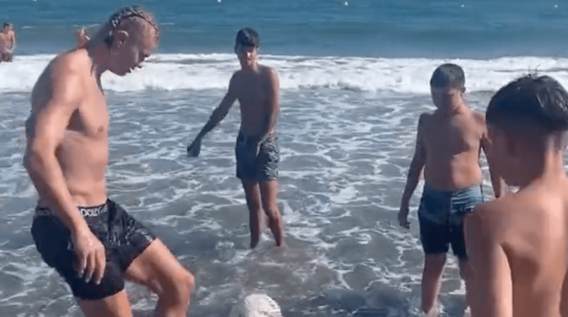 Холанн сыграл в футбол с пацанами на пляже