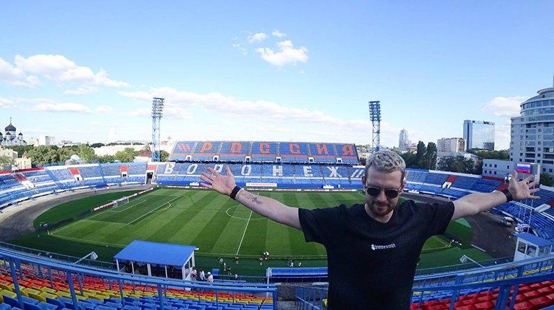 «Стадион – наш дом!» Фанаты «Факела» ярко встретили Нагучева, который критиковал арену клуба