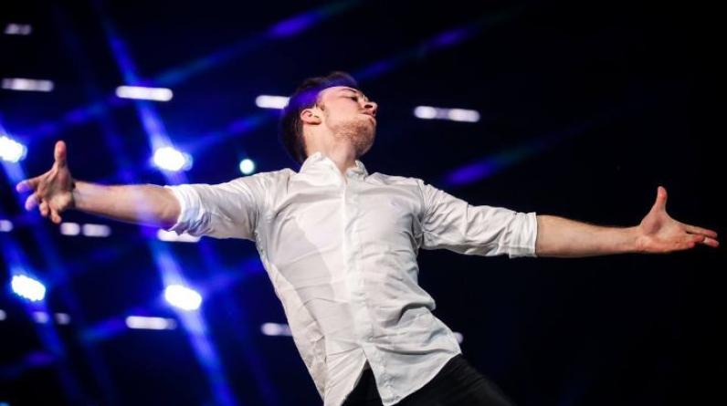 Состоялась премьера программы Алиева под песню «I Will Always Love You» на шоу Авербуха в Сочи