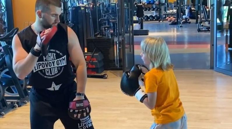 Сын Плющенко провел боксерскую тренировку