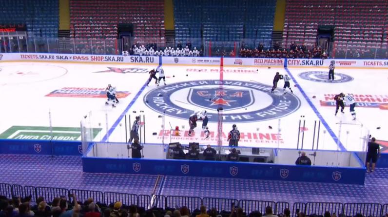 Хоккеисты «Авангарда» и «Сочи» устроили массовую драку на начальных секундах матча