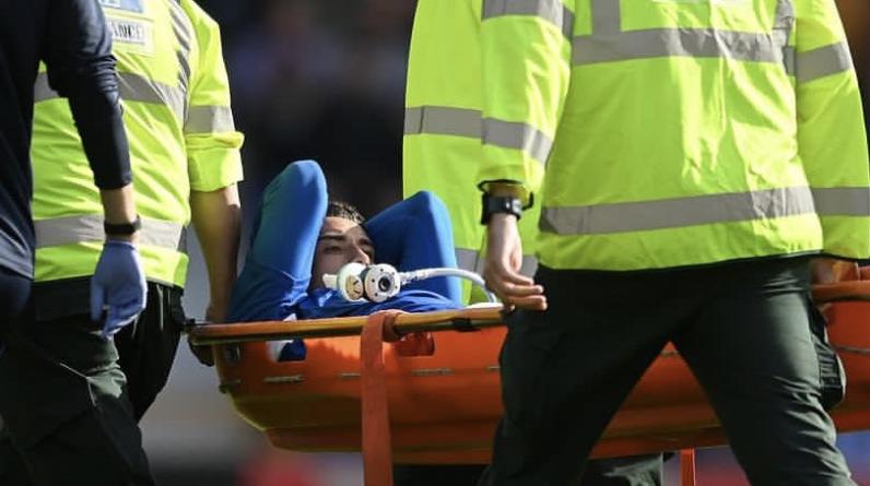 Защитник «Эвертона» жутко сломал ногу в первом матче сезона. Парня унесли на носилках