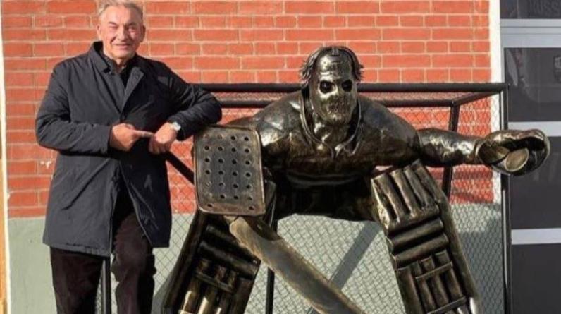 Памятник хоккейному вратарю в Москве сравнили с маньяком Джейсоном и «страшной Аленкой»