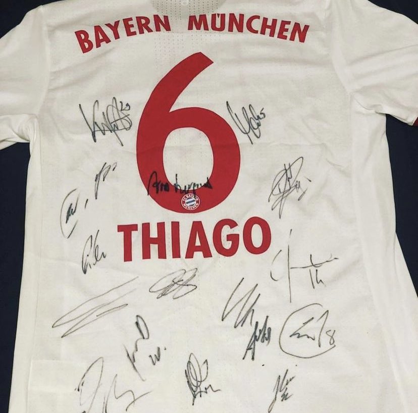 Футболка Тиаго с автографами игроков «Баварии»
