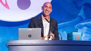 Главу RFEF обвинили в организации оргий на деньги Федерации футбола Испании Главу RFEF обвинили в организации оргий на деньги Федерации футбола Испании