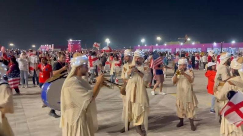 Фанаты США и Англии танцевали под «Катюшу» перед матчем на чемпионате мира в Катаре (ВИДЕО)