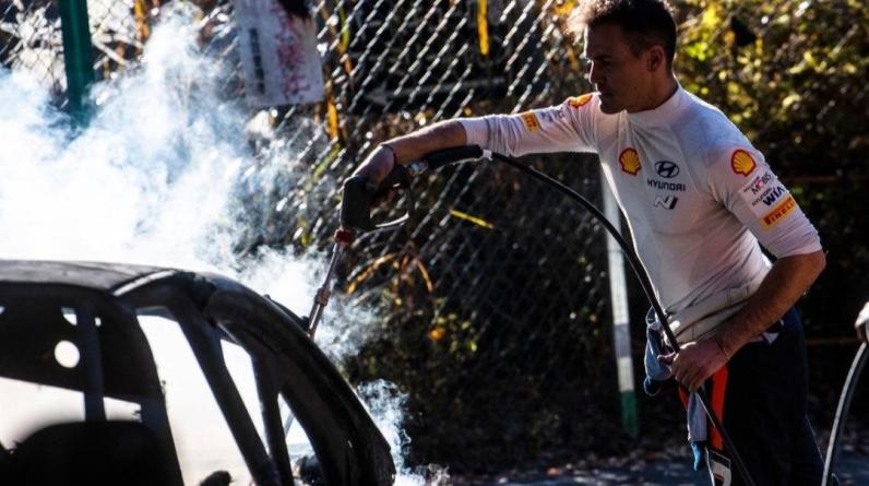 Автомобиль испанского гонщика полностью сгорел на этапе чемпионата мира по ралли (ВИДЕО)