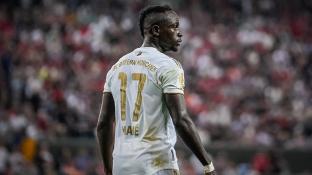 Мане подарил детям из родной сенегальской деревни более сотни футболок с автографами «Баварии» Мане подарил детям из родной сенегальской деревни более сотни футболок с автографами «Баварии»