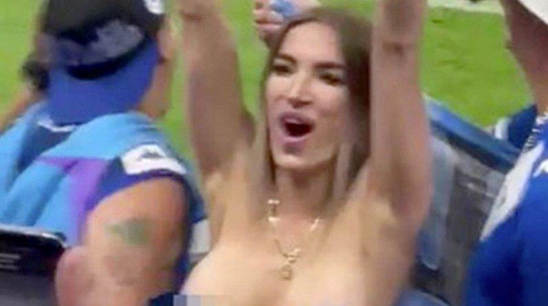 Фанатка, которая обнажила грудь на финале ЧМ-2022, избежала наказания от властей Катара