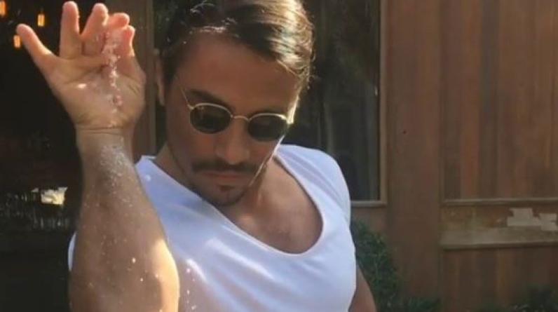 Повар Salt Bae с известного мема расследуется в ФИФА. Он брал в руки кубок ЧМ и фоткался с игроками