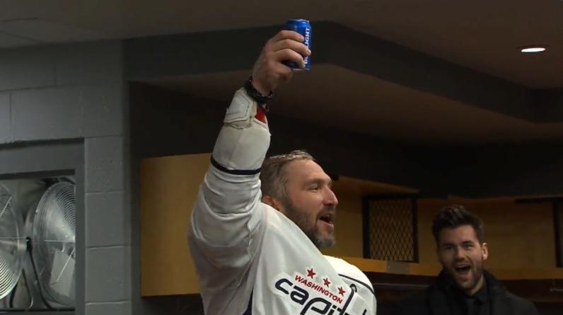 Овечкин забросил 800-ю шайбу в НХЛ. После его облили пивом в раздевалке (ВИДЕО)