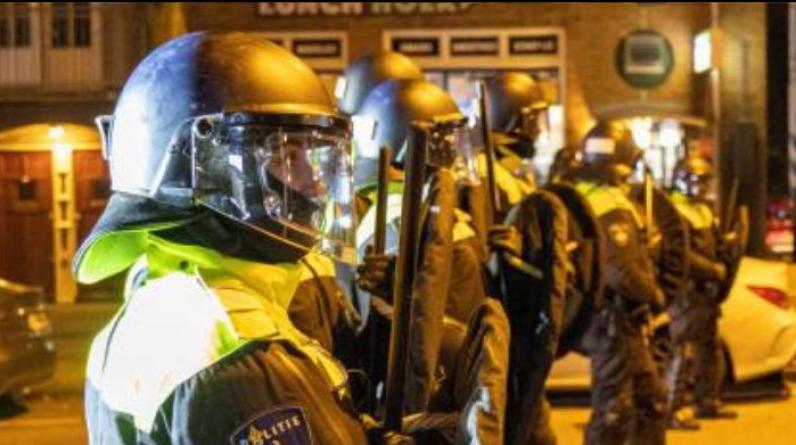 После выхода Марокко в плей-офф ЧМ в Нидерландах начались беспорядки. В полицию полетели файеры