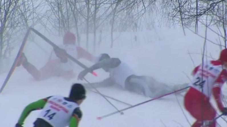 Большунов и Устюгов столкнулись и упали в полуфинале спринта на КР. Александр разбил лицо